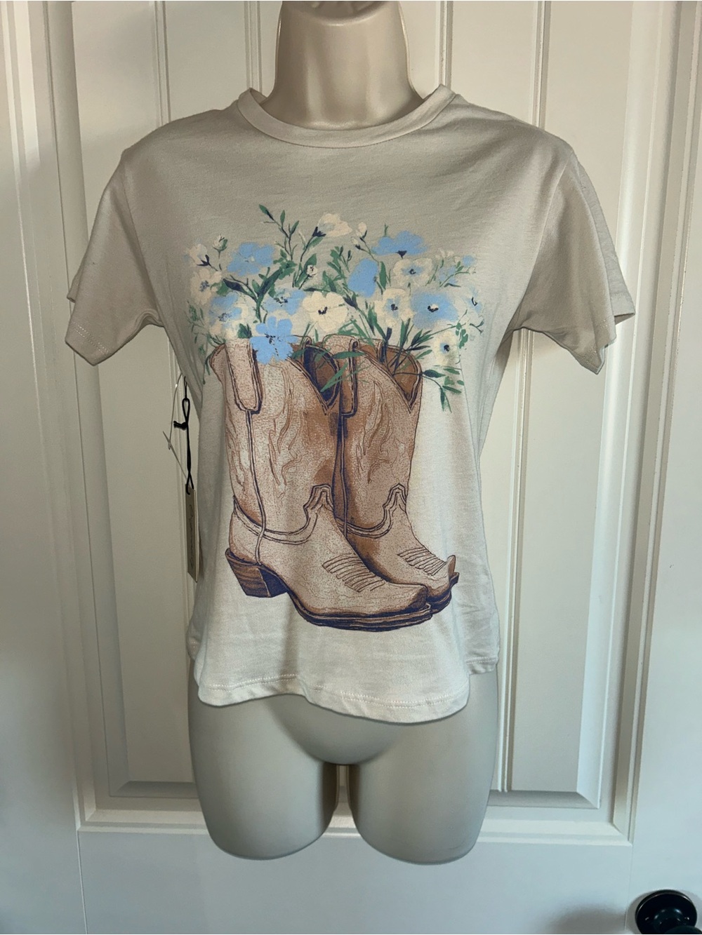 NWT Originality Floral Cowboy Boots Graphic Tee - in Cream Sz S
